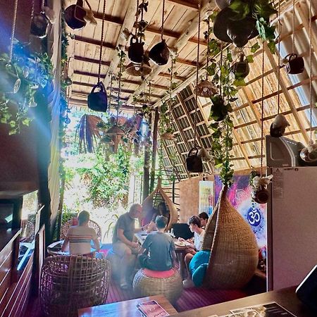 A Lounge Hostel And Cafe Ела Екстериор снимка