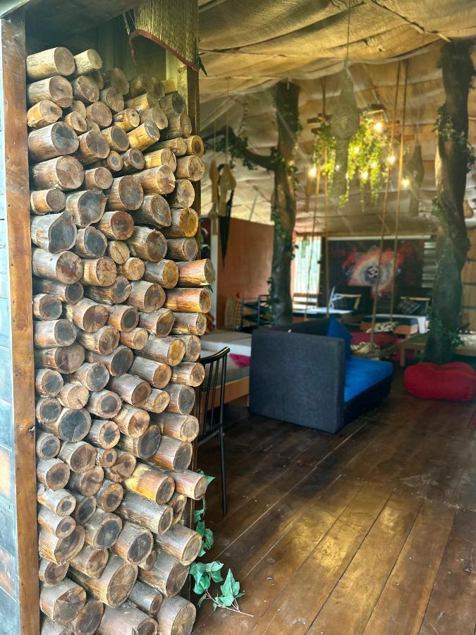A Lounge Hostel And Cafe Ела Екстериор снимка