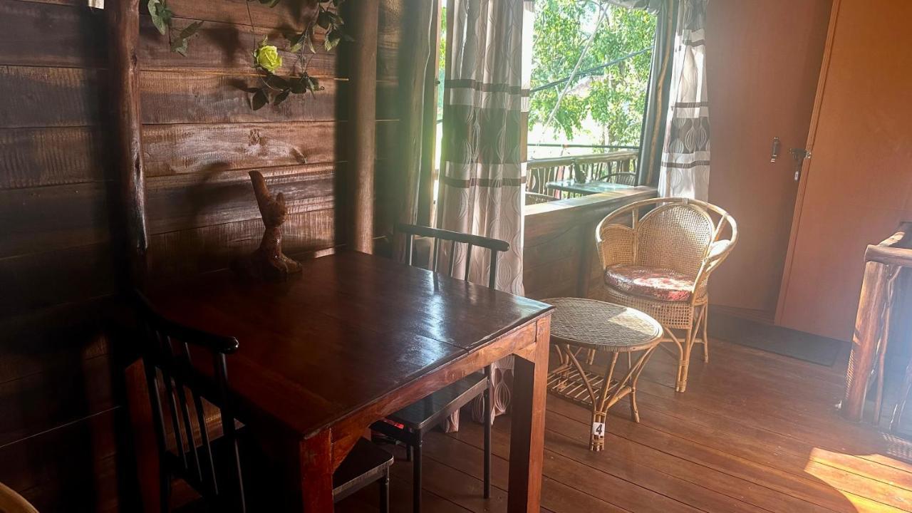 A Lounge Hostel And Cafe Ела Екстериор снимка