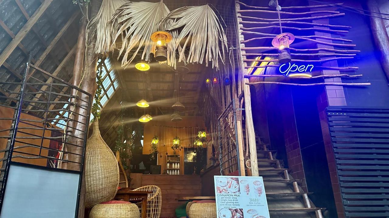 A Lounge Hostel And Cafe Ела Екстериор снимка