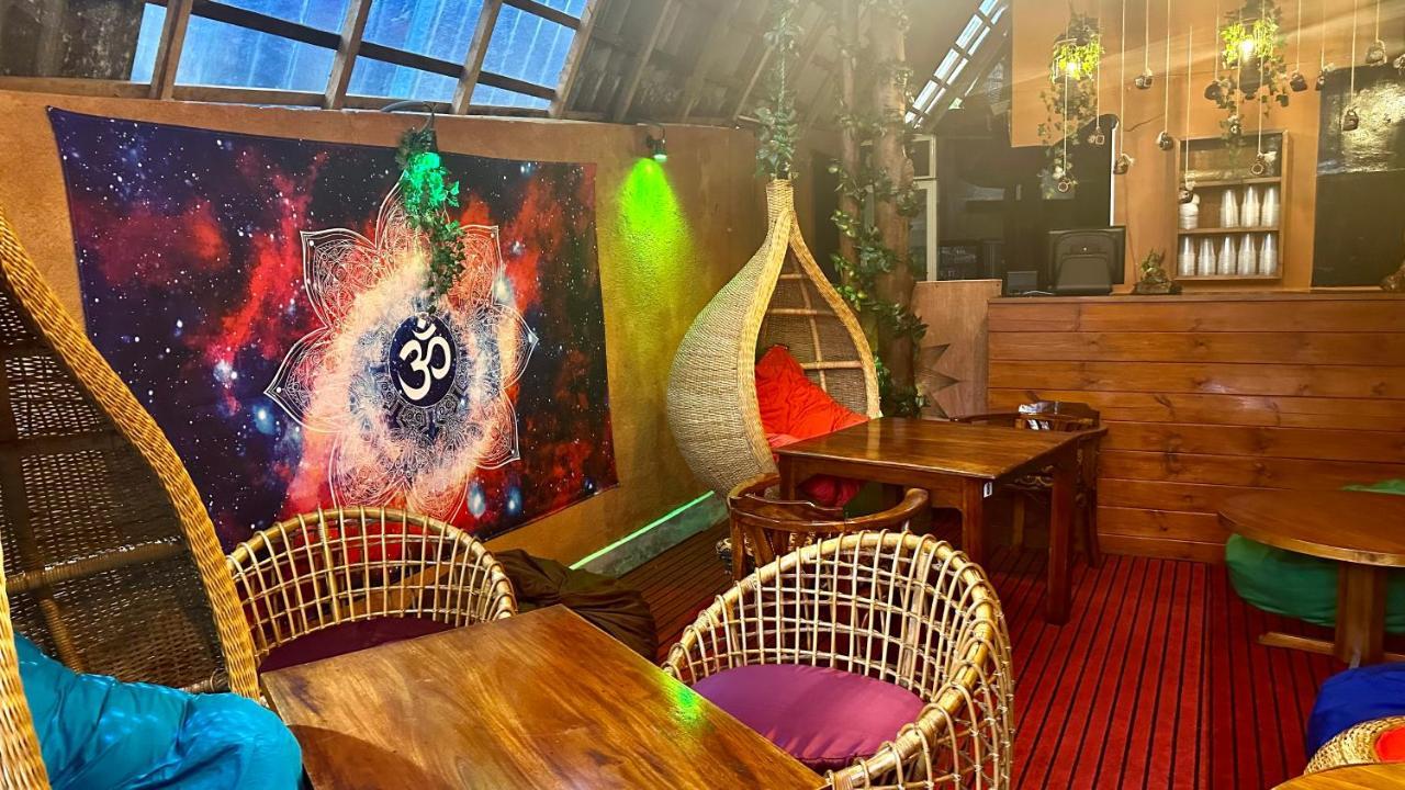 A Lounge Hostel And Cafe Ела Екстериор снимка