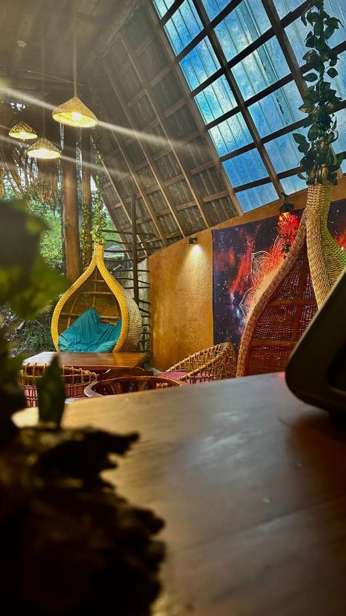 A Lounge Hostel And Cafe Ела Екстериор снимка
