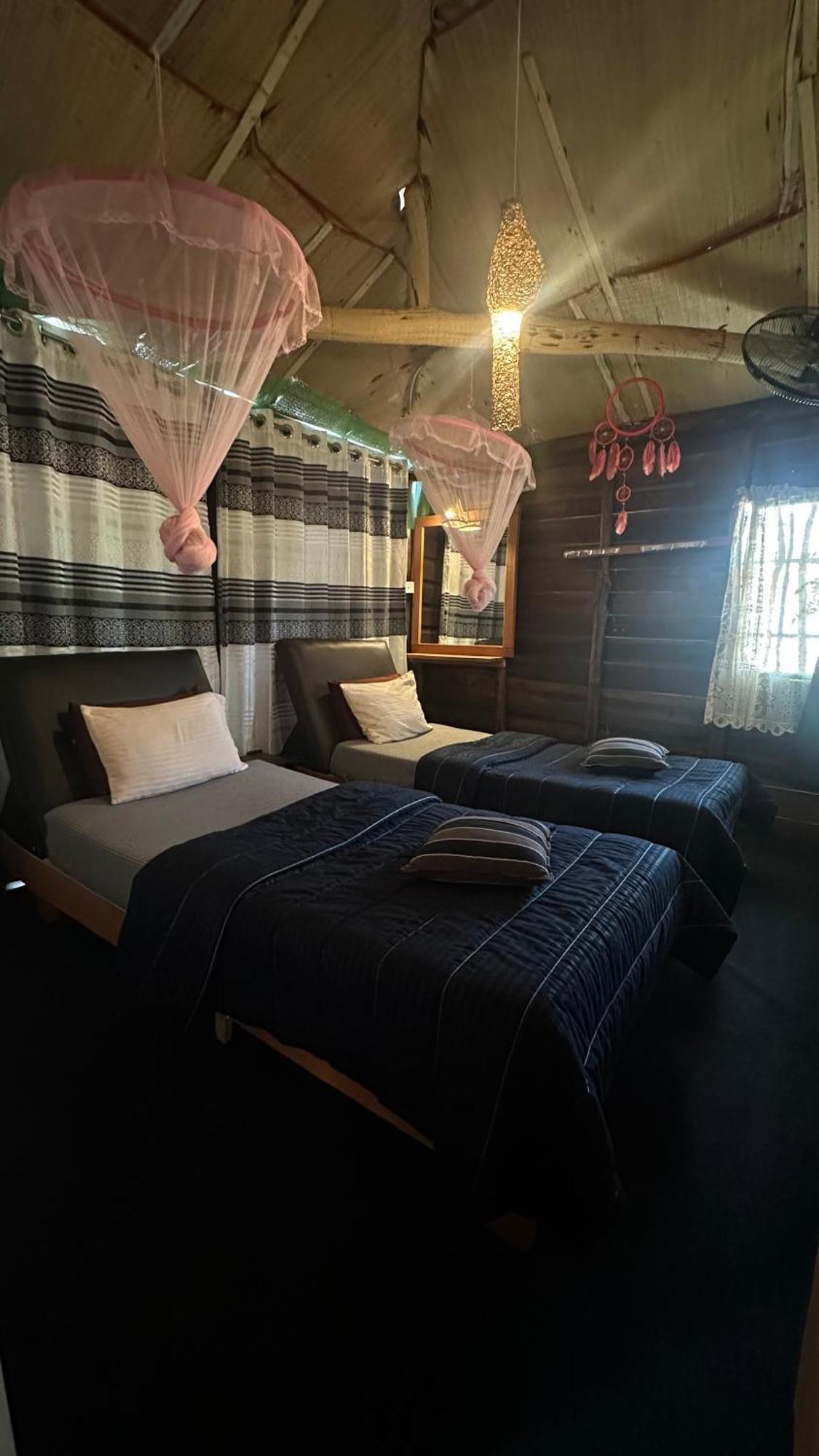 A Lounge Hostel And Cafe Ела Екстериор снимка