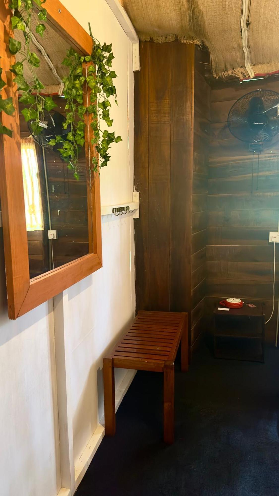 A Lounge Hostel And Cafe Ела Екстериор снимка