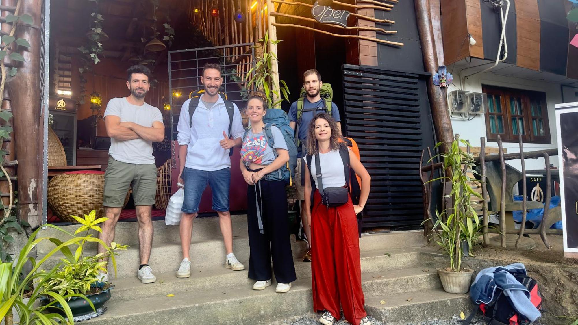 A Lounge Hostel And Cafe Ела Екстериор снимка
