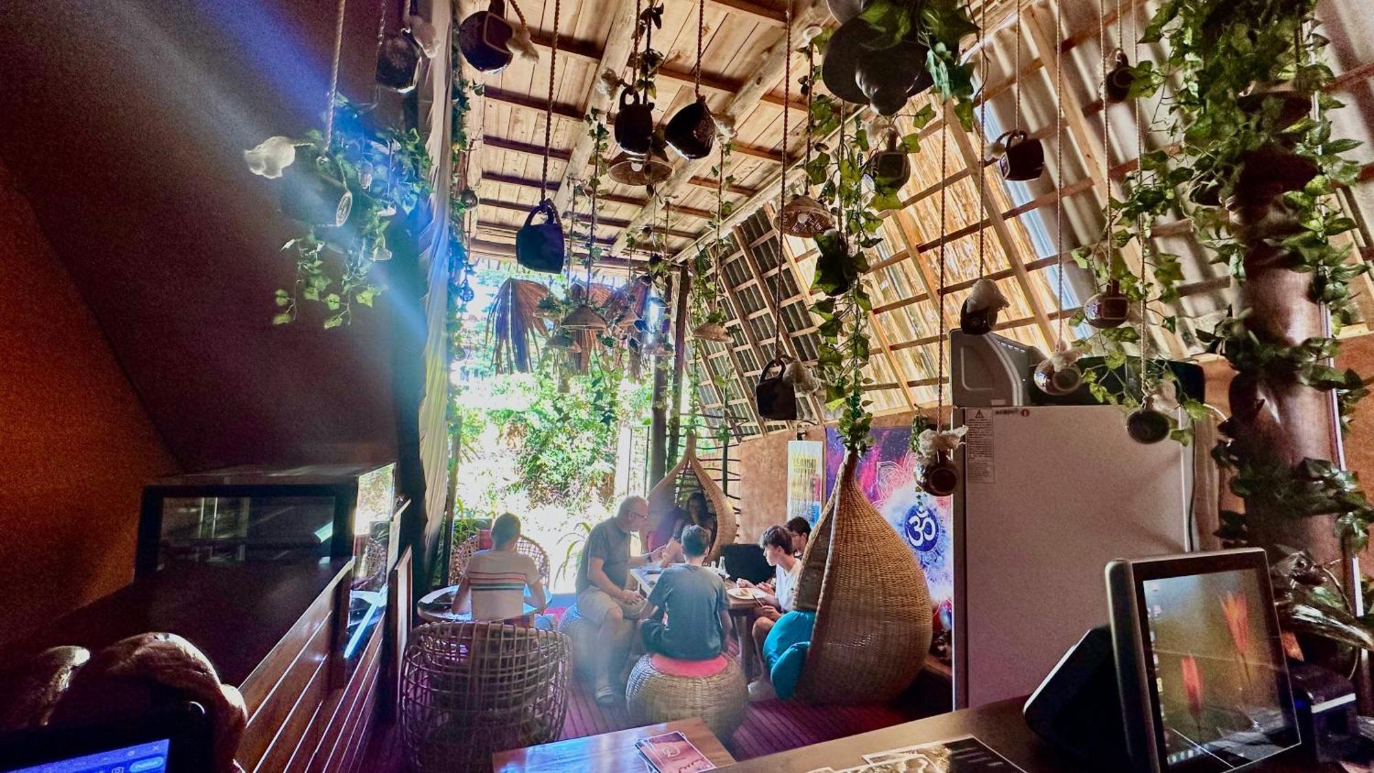 A Lounge Hostel And Cafe Ела Екстериор снимка
