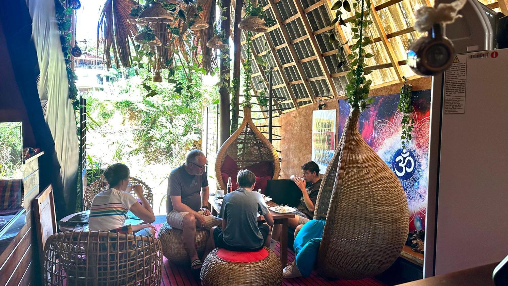 A Lounge Hostel And Cafe Ела Екстериор снимка