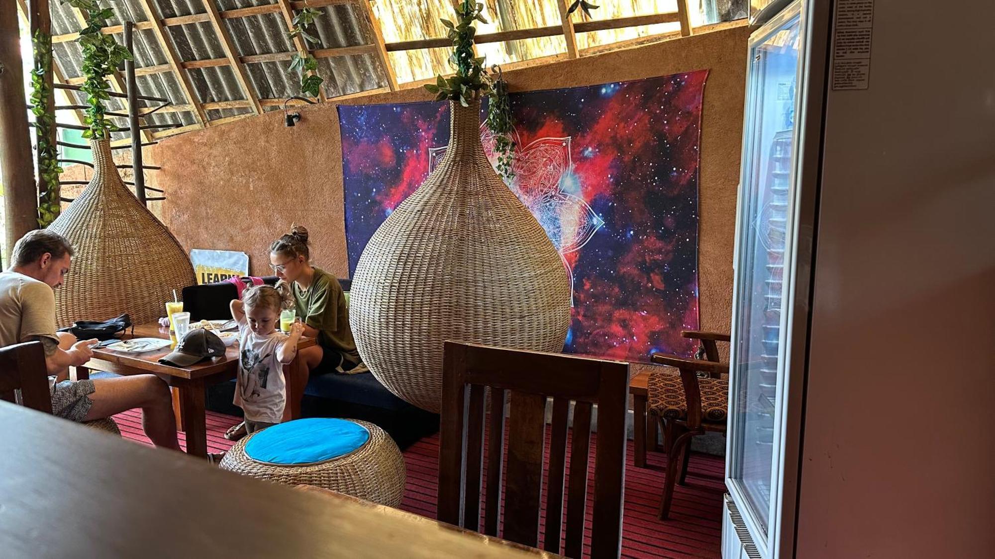 A Lounge Hostel And Cafe Ела Екстериор снимка