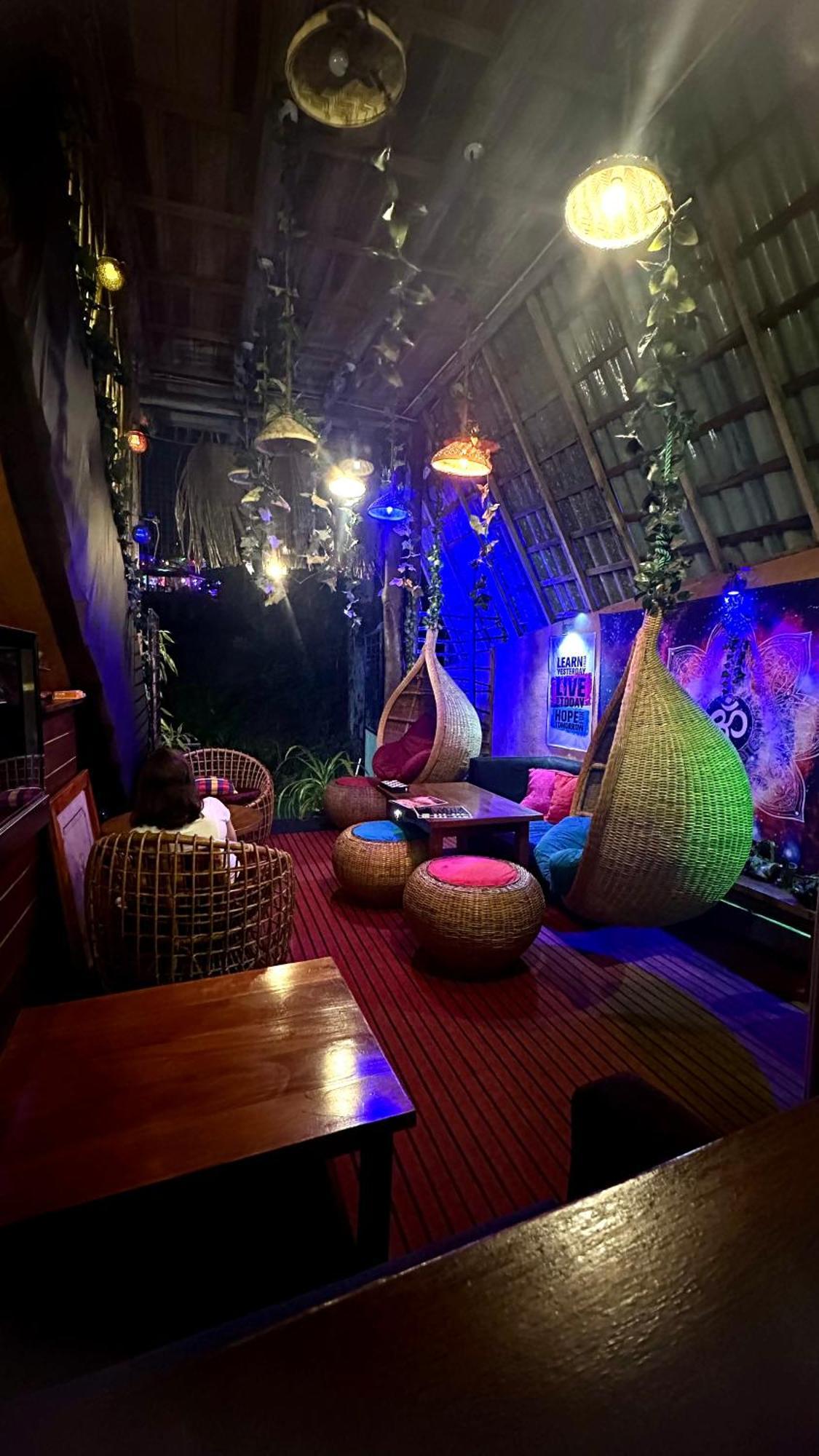 A Lounge Hostel And Cafe Ела Екстериор снимка