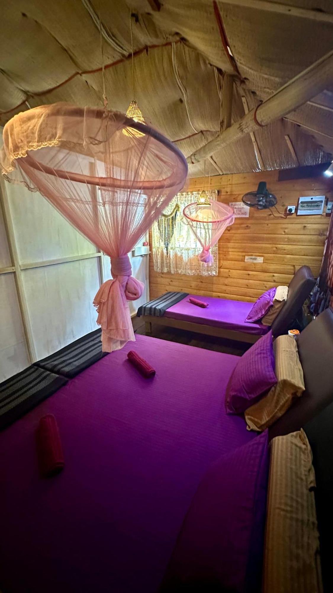 A Lounge Hostel And Cafe Ела Екстериор снимка
