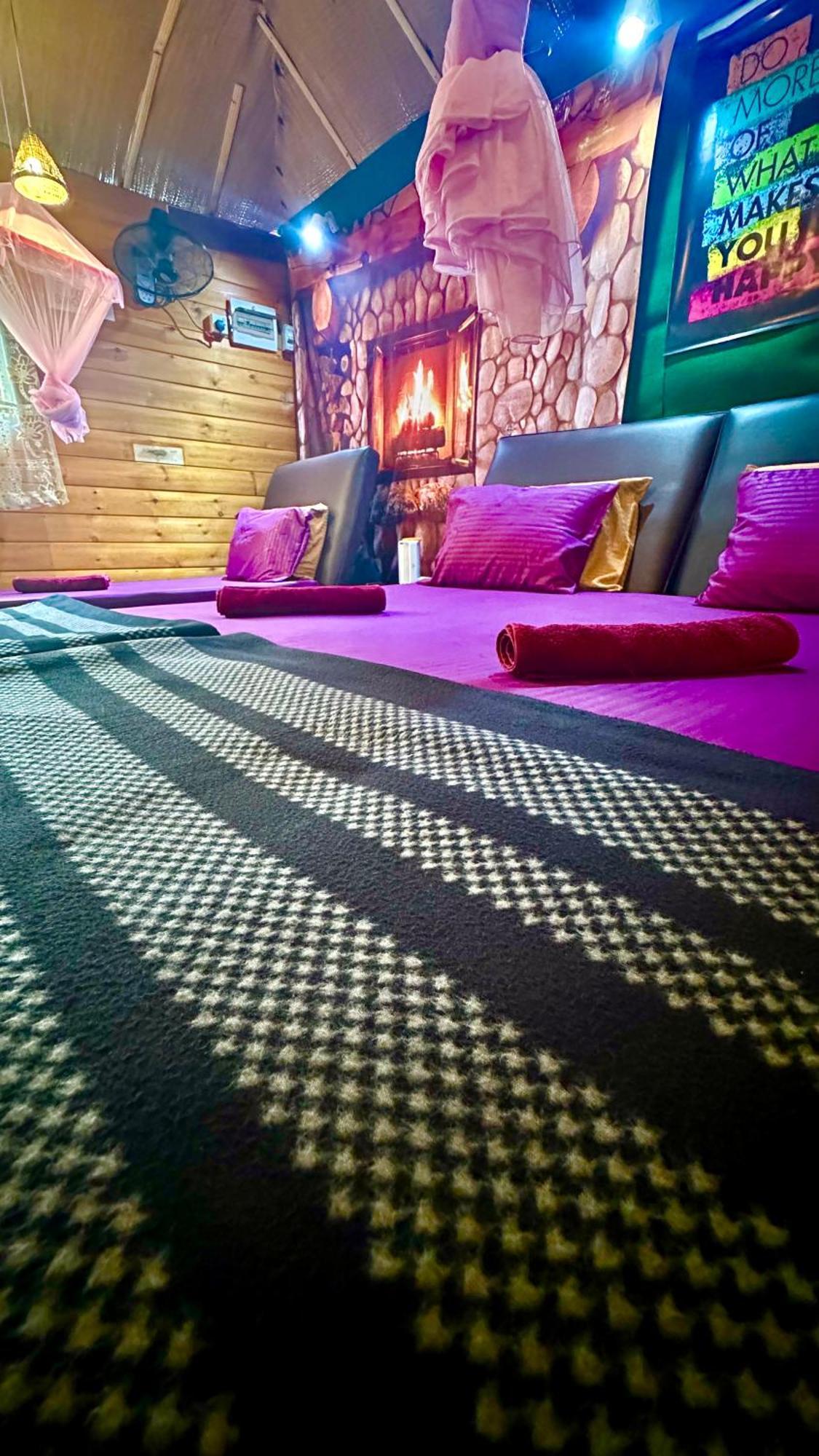A Lounge Hostel And Cafe Ела Екстериор снимка