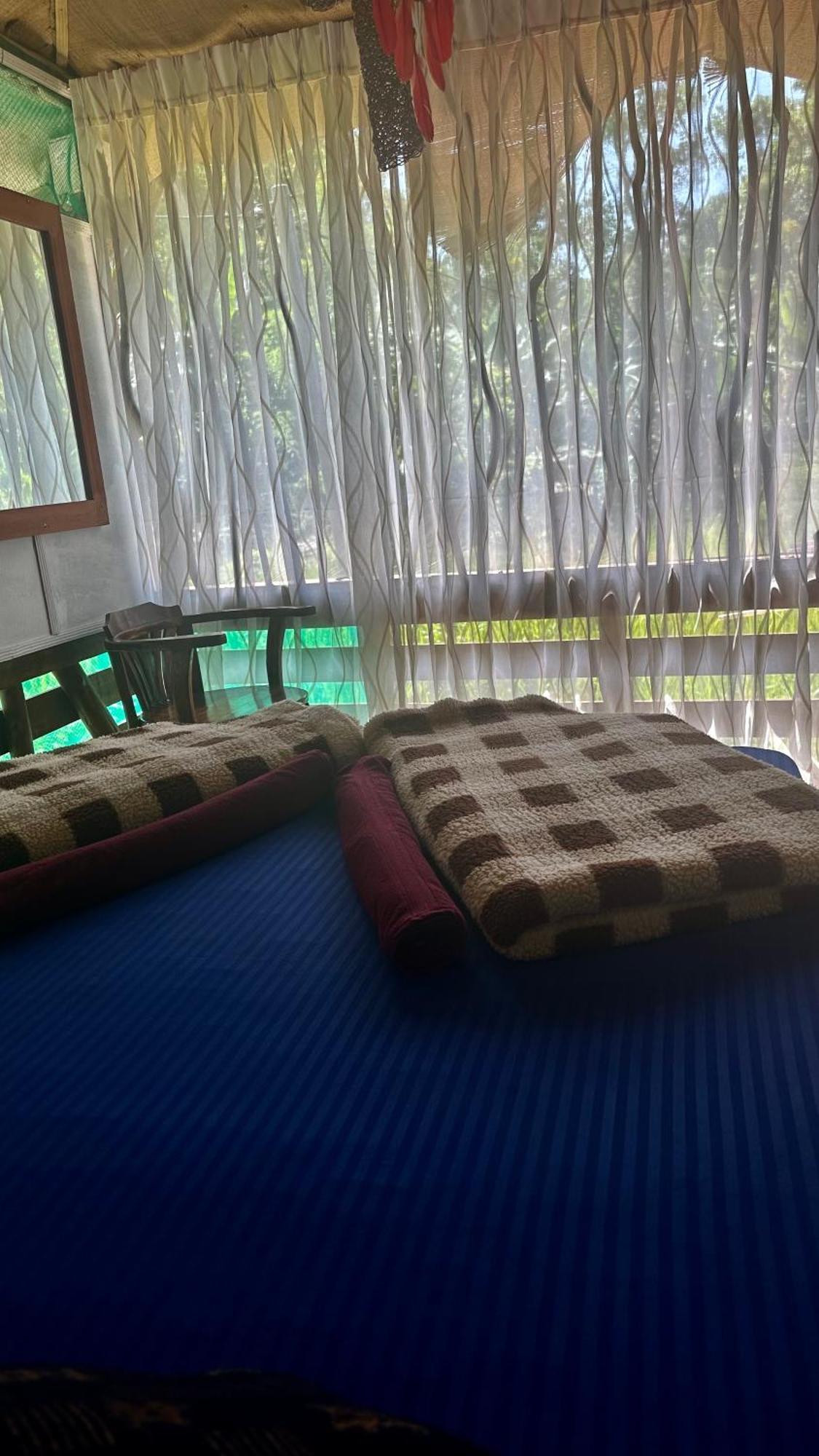 A Lounge Hostel And Cafe Ела Екстериор снимка