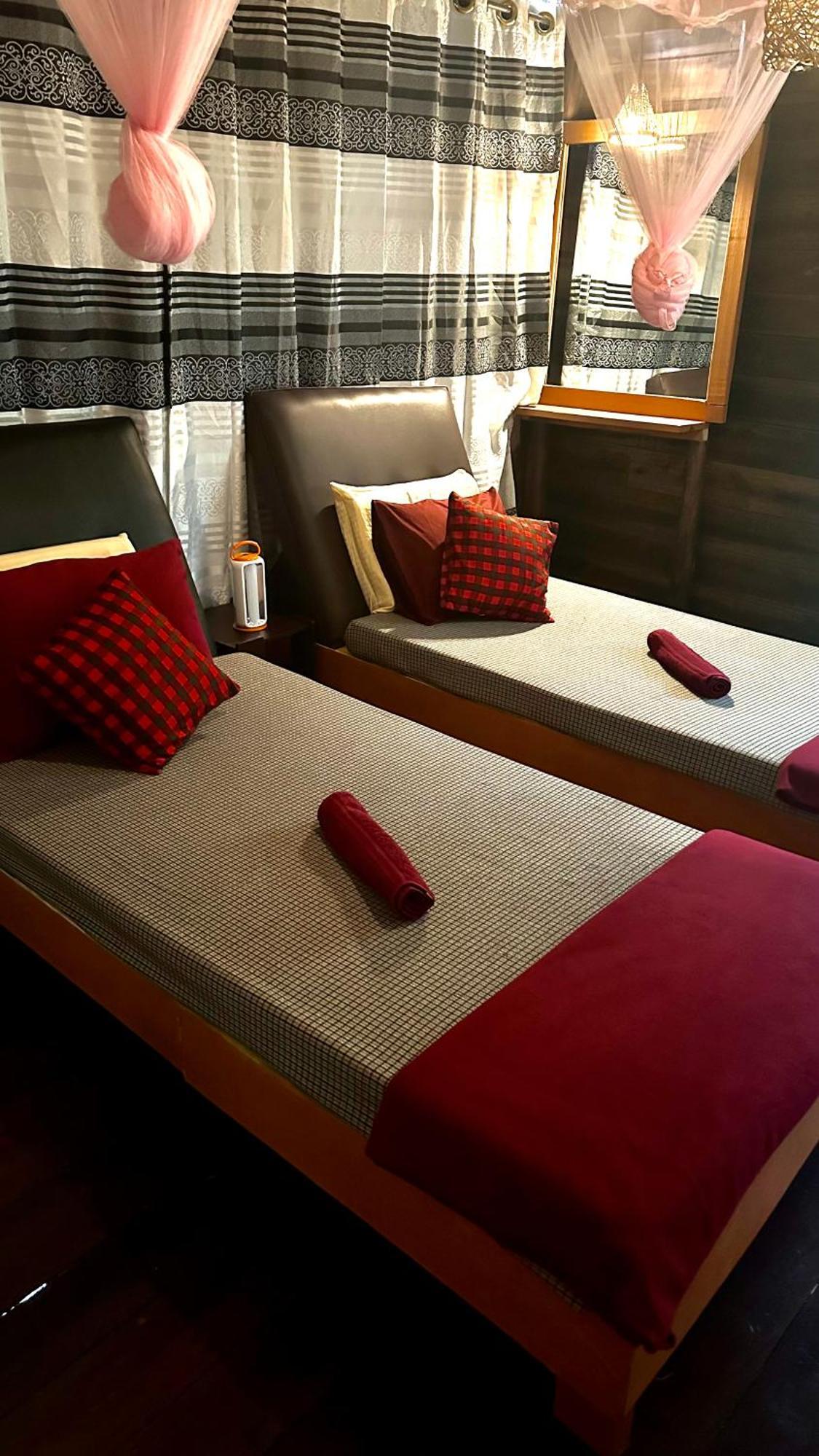 A Lounge Hostel And Cafe Ела Екстериор снимка