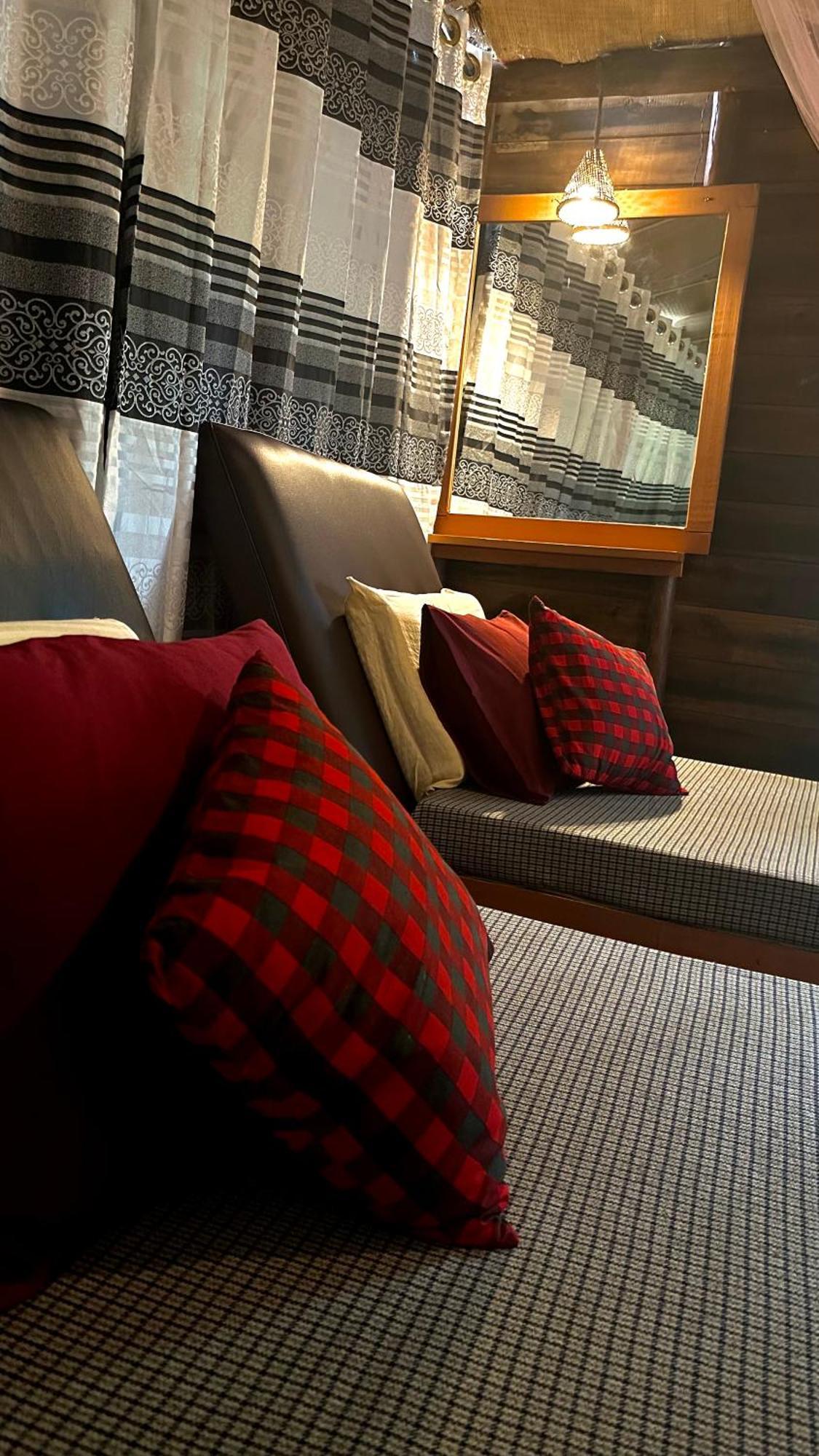 A Lounge Hostel And Cafe Ела Екстериор снимка